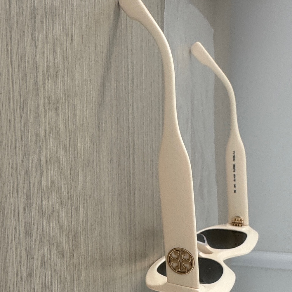Chic Tory Burch Cream Sunglasses - Picture 5 of 6
